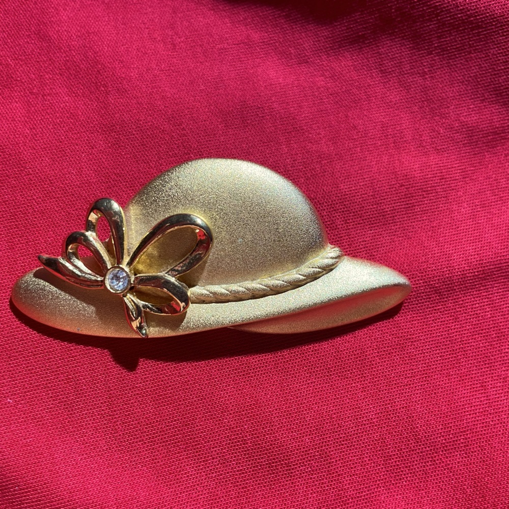 Beautiful gold toned woman’s hat tona brooch